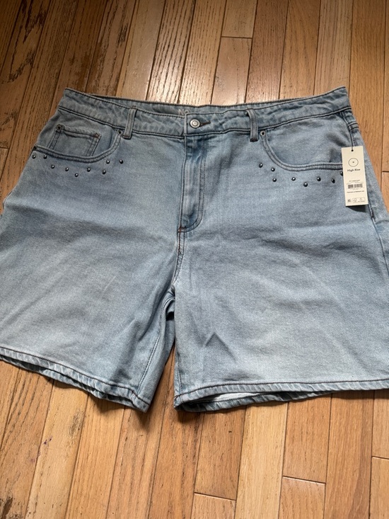 Pants - NWT Light Wash Denim High-Rise Shorts with Stud Details size 18 plus size